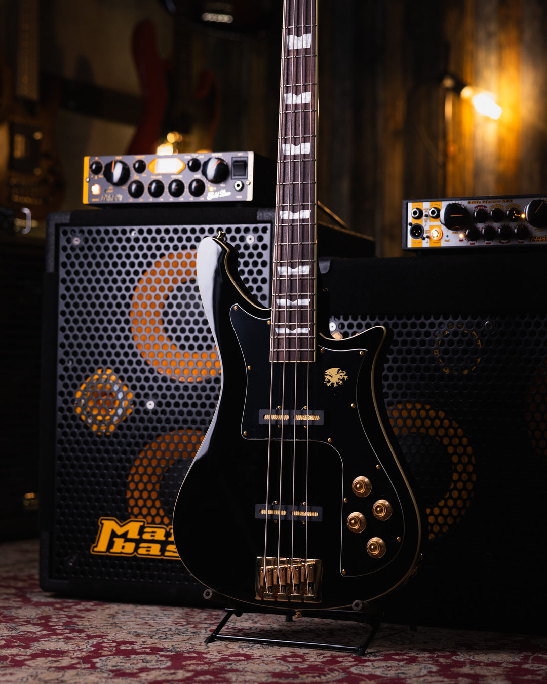 Baum Nidhogg Bass Pure Black - Bajo Eléctrico | ¿Estás listo para la música de esta noche? El Nidhogg es un bajo intransigente hecho a mano para festejar las raíces profundas. Dobles pastillas Goldsound® y un sonido poderoso. Aprieta el ritmo de la baterí