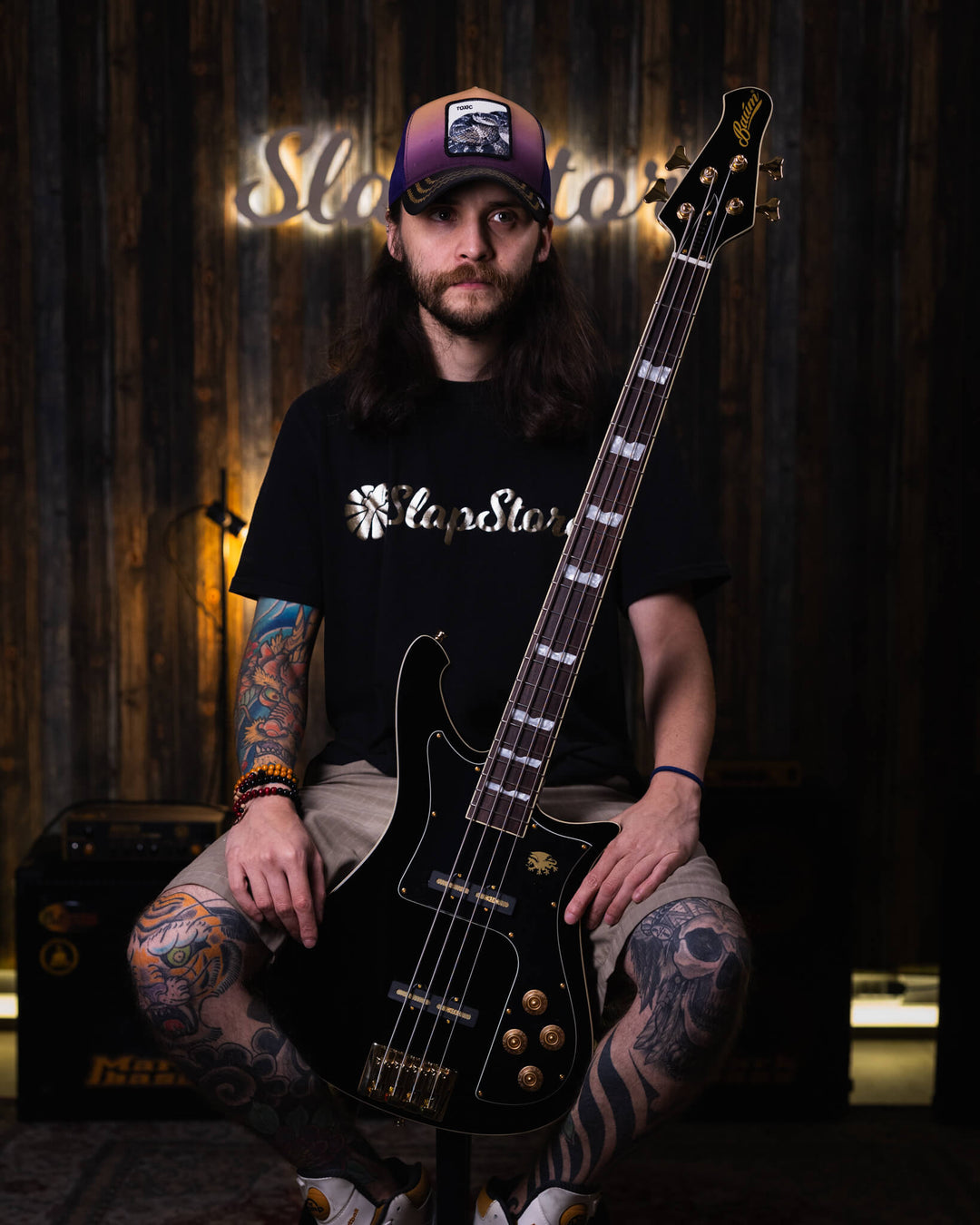 Baum Nidhogg Bass Pure Black - Bajo Eléctrico | ¿Estás listo para la música de esta noche? El Nidhogg es un bajo intransigente hecho a mano para festejar las raíces profundas. Dobles pastillas Goldsound® y un sonido poderoso. Aprieta el ritmo de la baterí