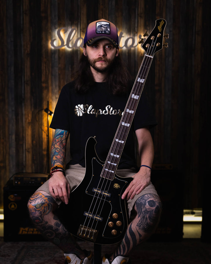 Baum Nidhogg Bass Pure Black - Bajo Eléctrico | ¿Estás listo para la música de esta noche? El Nidhogg es un bajo intransigente hecho a mano para festejar las raíces profundas. Dobles pastillas Goldsound® y un sonido poderoso. Aprieta el ritmo de la baterí