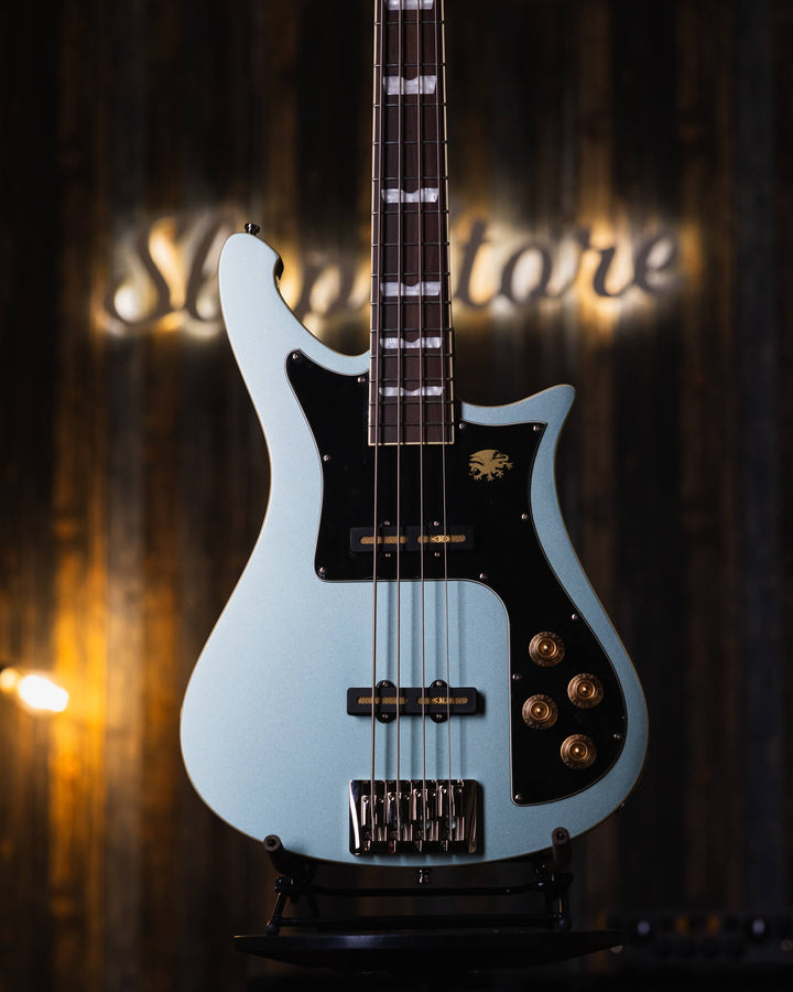 Baum Nidhogg Bass Ocean Mist - Bajo Eléctrico | ¿Estás listo para la música de esta noche? El Nidhogg es un bajo intransigente hecho a mano para festejar las raíces profundas. Dobles pastillas Goldsound® y un sonido poderoso. Aprieta el ritmo de la baterí