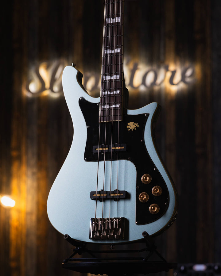 Baum Nidhogg Bass Ocean Mist - Bajo Eléctrico | ¿Estás listo para la música de esta noche? El Nidhogg es un bajo intransigente hecho a mano para festejar las raíces profundas. Dobles pastillas Goldsound® y un sonido poderoso. Aprieta el ritmo de la baterí