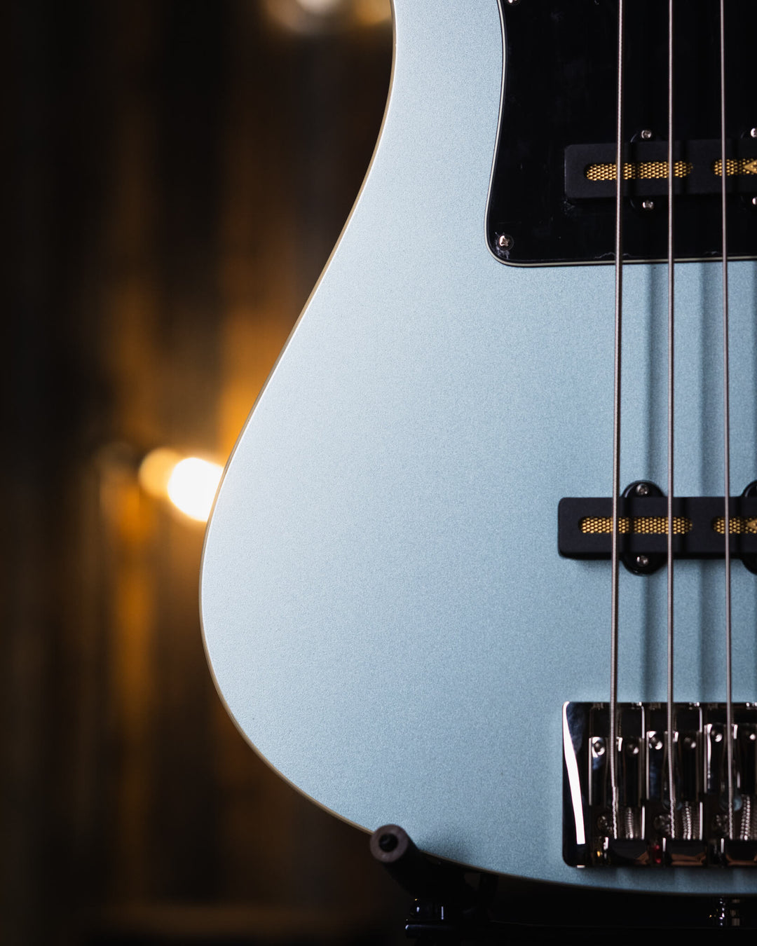 Baum Nidhogg Bass Ocean Mist - Bajo Eléctrico | ¿Estás listo para la música de esta noche? El Nidhogg es un bajo intransigente hecho a mano para festejar las raíces profundas. Dobles pastillas Goldsound® y un sonido poderoso. Aprieta el ritmo de la baterí