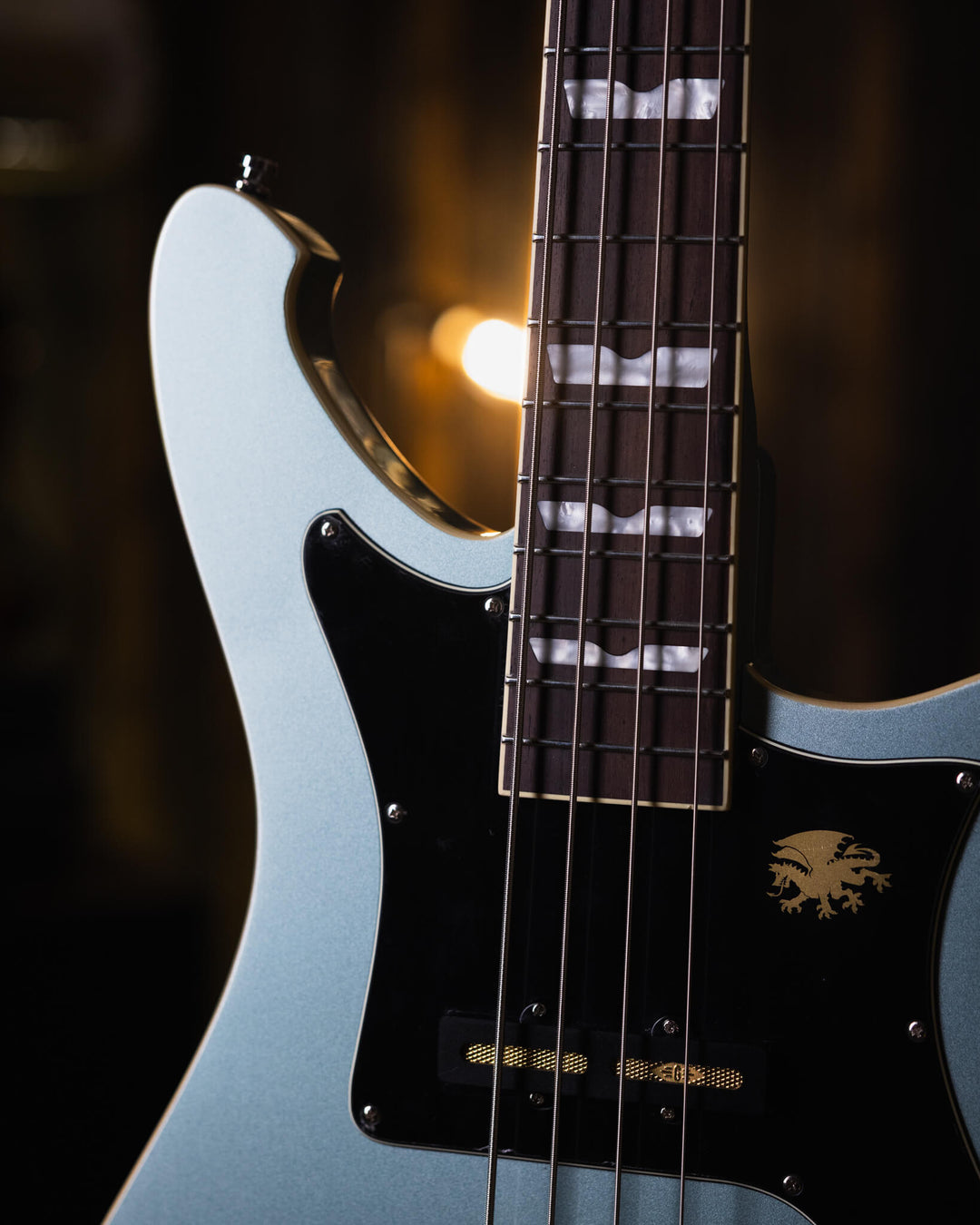 Baum Nidhogg Bass Ocean Mist - Bajo Eléctrico | ¿Estás listo para la música de esta noche? El Nidhogg es un bajo intransigente hecho a mano para festejar las raíces profundas. Dobles pastillas Goldsound® y un sonido poderoso. Aprieta el ritmo de la baterí