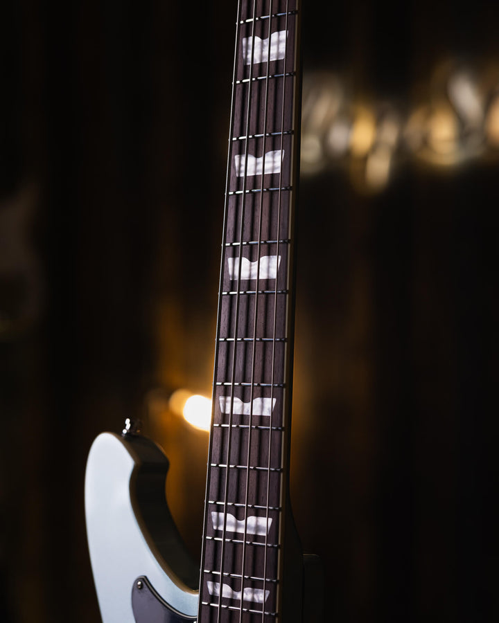 Baum Nidhogg Bass Ocean Mist - Bajo Eléctrico | ¿Estás listo para la música de esta noche? El Nidhogg es un bajo intransigente hecho a mano para festejar las raíces profundas. Dobles pastillas Goldsound® y un sonido poderoso. Aprieta el ritmo de la baterí