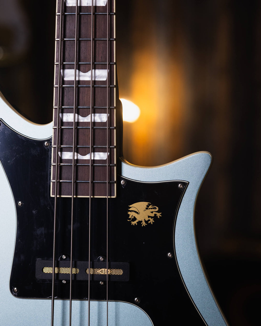 Baum Nidhogg Bass Ocean Mist - Bajo Eléctrico | ¿Estás listo para la música de esta noche? El Nidhogg es un bajo intransigente hecho a mano para festejar las raíces profundas. Dobles pastillas Goldsound® y un sonido poderoso. Aprieta el ritmo de la baterí