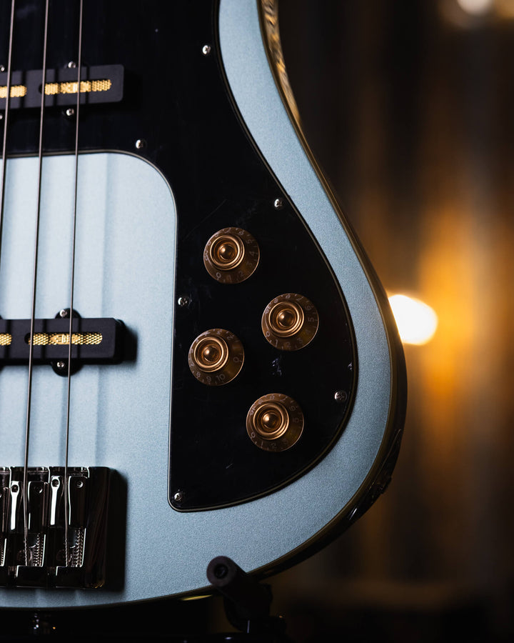 Baum Nidhogg Bass Ocean Mist - Bajo Eléctrico | ¿Estás listo para la música de esta noche? El Nidhogg es un bajo intransigente hecho a mano para festejar las raíces profundas. Dobles pastillas Goldsound® y un sonido poderoso. Aprieta el ritmo de la baterí