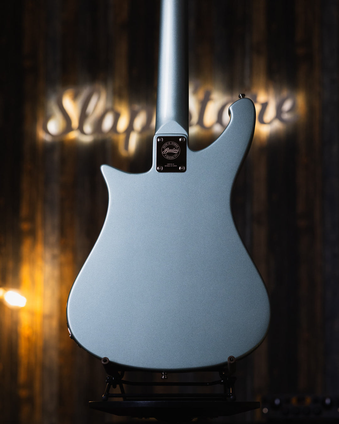 Baum Nidhogg Bass Ocean Mist - Bajo Eléctrico | ¿Estás listo para la música de esta noche? El Nidhogg es un bajo intransigente hecho a mano para festejar las raíces profundas. Dobles pastillas Goldsound® y un sonido poderoso. Aprieta el ritmo de la baterí