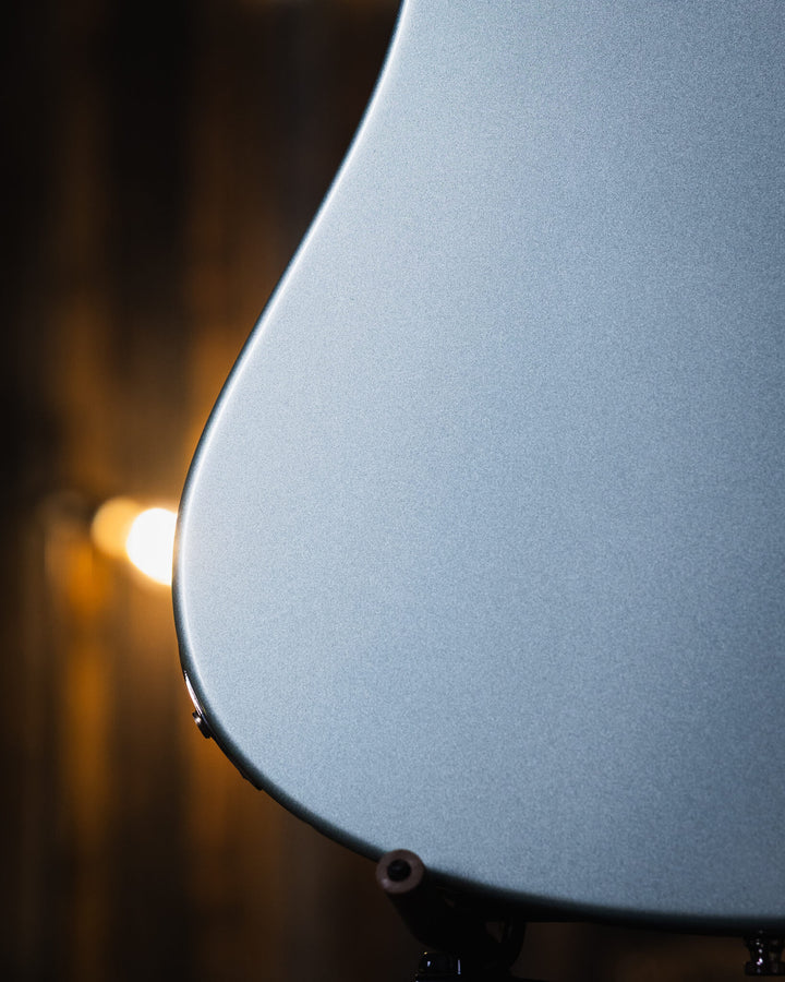 Baum Nidhogg Bass Ocean Mist - Bajo Eléctrico | ¿Estás listo para la música de esta noche? El Nidhogg es un bajo intransigente hecho a mano para festejar las raíces profundas. Dobles pastillas Goldsound® y un sonido poderoso. Aprieta el ritmo de la baterí