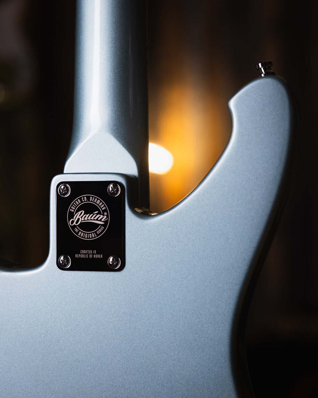 Baum Nidhogg Bass Ocean Mist - Bajo Eléctrico | ¿Estás listo para la música de esta noche? El Nidhogg es un bajo intransigente hecho a mano para festejar las raíces profundas. Dobles pastillas Goldsound® y un sonido poderoso. Aprieta el ritmo de la baterí