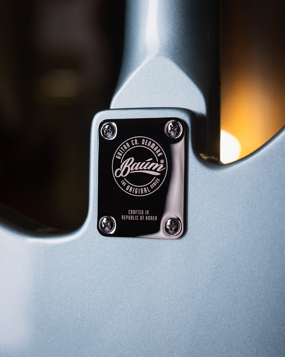 Baum Nidhogg Bass Ocean Mist - Bajo Eléctrico | ¿Estás listo para la música de esta noche? El Nidhogg es un bajo intransigente hecho a mano para festejar las raíces profundas. Dobles pastillas Goldsound® y un sonido poderoso. Aprieta el ritmo de la baterí