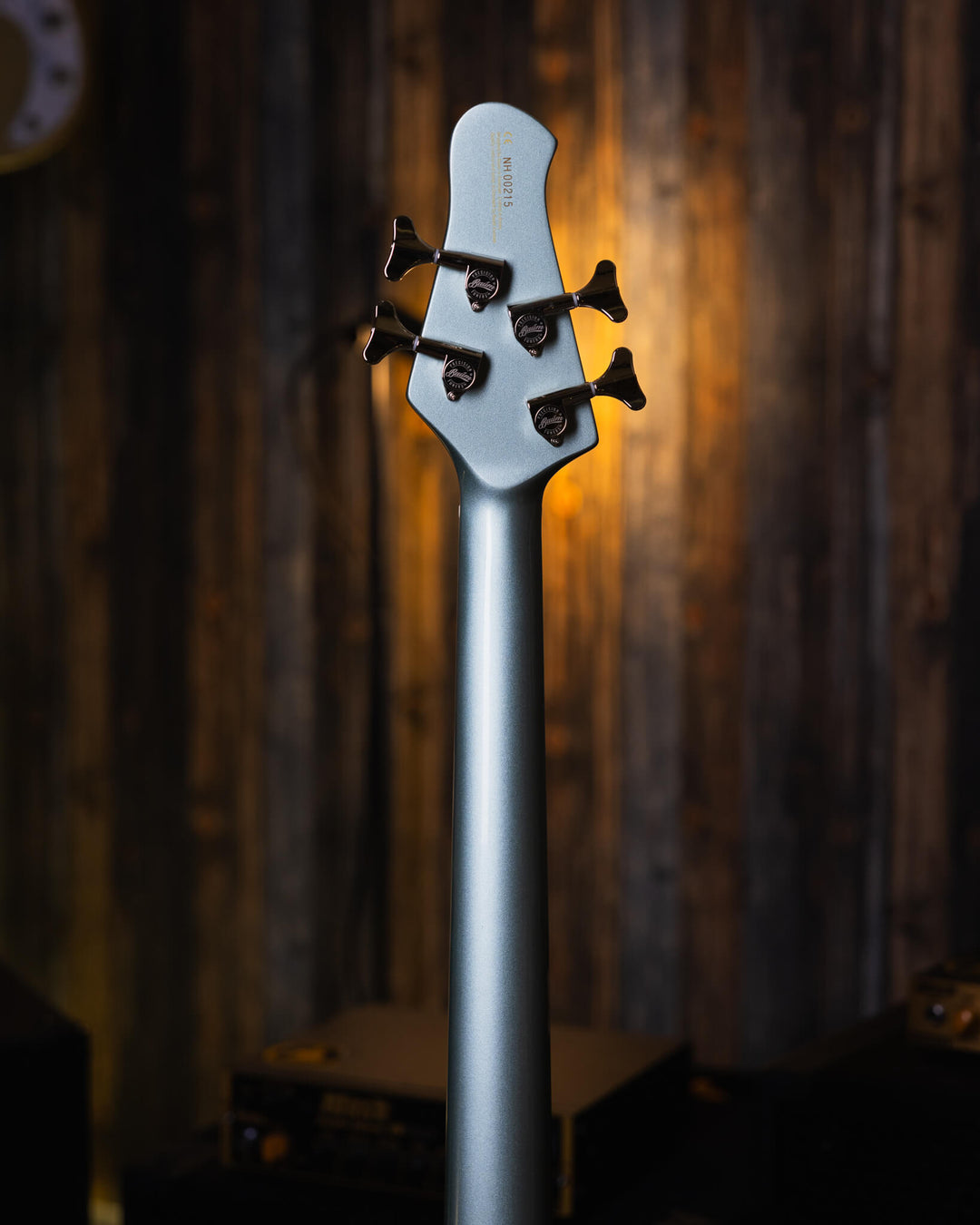 Baum Nidhogg Bass Ocean Mist - Bajo Eléctrico | ¿Estás listo para la música de esta noche? El Nidhogg es un bajo intransigente hecho a mano para festejar las raíces profundas. Dobles pastillas Goldsound® y un sonido poderoso. Aprieta el ritmo de la baterí