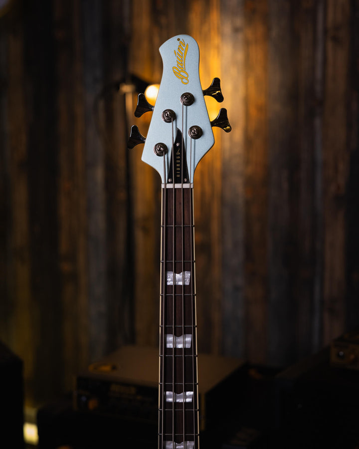 Baum Nidhogg Bass Ocean Mist - Bajo Eléctrico | ¿Estás listo para la música de esta noche? El Nidhogg es un bajo intransigente hecho a mano para festejar las raíces profundas. Dobles pastillas Goldsound® y un sonido poderoso. Aprieta el ritmo de la baterí