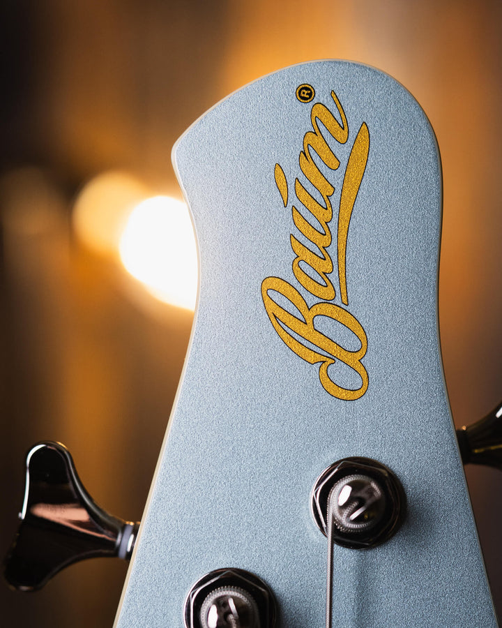 Baum Nidhogg Bass Ocean Mist - Bajo Eléctrico | ¿Estás listo para la música de esta noche? El Nidhogg es un bajo intransigente hecho a mano para festejar las raíces profundas. Dobles pastillas Goldsound® y un sonido poderoso. Aprieta el ritmo de la baterí