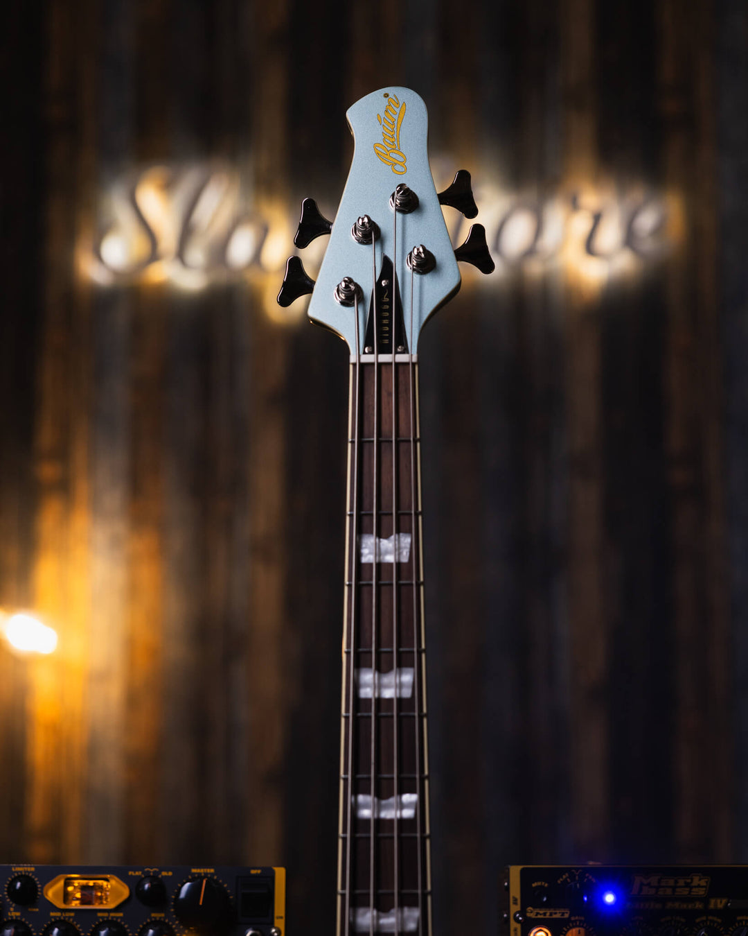 Baum Nidhogg Bass Ocean Mist - Bajo Eléctrico | ¿Estás listo para la música de esta noche? El Nidhogg es un bajo intransigente hecho a mano para festejar las raíces profundas. Dobles pastillas Goldsound® y un sonido poderoso. Aprieta el ritmo de la baterí