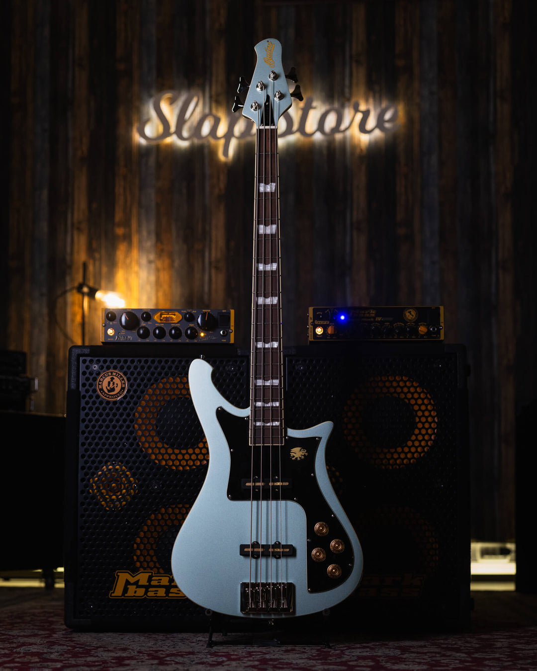 Baum Nidhogg Bass Ocean Mist - Bajo Eléctrico | ¿Estás listo para la música de esta noche? El Nidhogg es un bajo intransigente hecho a mano para festejar las raíces profundas. Dobles pastillas Goldsound® y un sonido poderoso. Aprieta el ritmo de la baterí