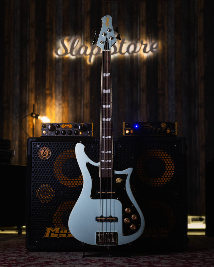 Baum Nidhogg Bass Ocean Mist - Bajo Eléctrico | ¿Estás listo para la música de esta noche? El Nidhogg es un bajo intransigente hecho a mano para festejar las raíces profundas. Dobles pastillas Goldsound® y un sonido poderoso. Aprieta el ritmo de la baterí