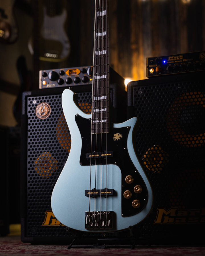 Baum Nidhogg Bass Ocean Mist - Bajo Eléctrico | ¿Estás listo para la música de esta noche? El Nidhogg es un bajo intransigente hecho a mano para festejar las raíces profundas. Dobles pastillas Goldsound® y un sonido poderoso. Aprieta el ritmo de la baterí