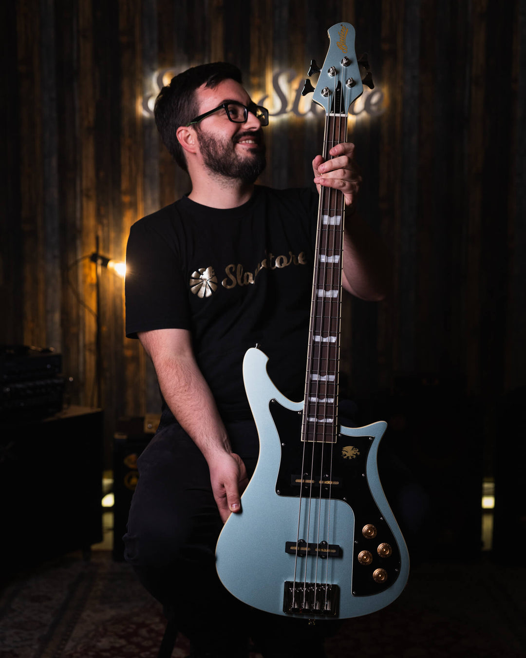 Baum Nidhogg Bass Ocean Mist - Bajo Eléctrico | ¿Estás listo para la música de esta noche? El Nidhogg es un bajo intransigente hecho a mano para festejar las raíces profundas. Dobles pastillas Goldsound® y un sonido poderoso. Aprieta el ritmo de la baterí