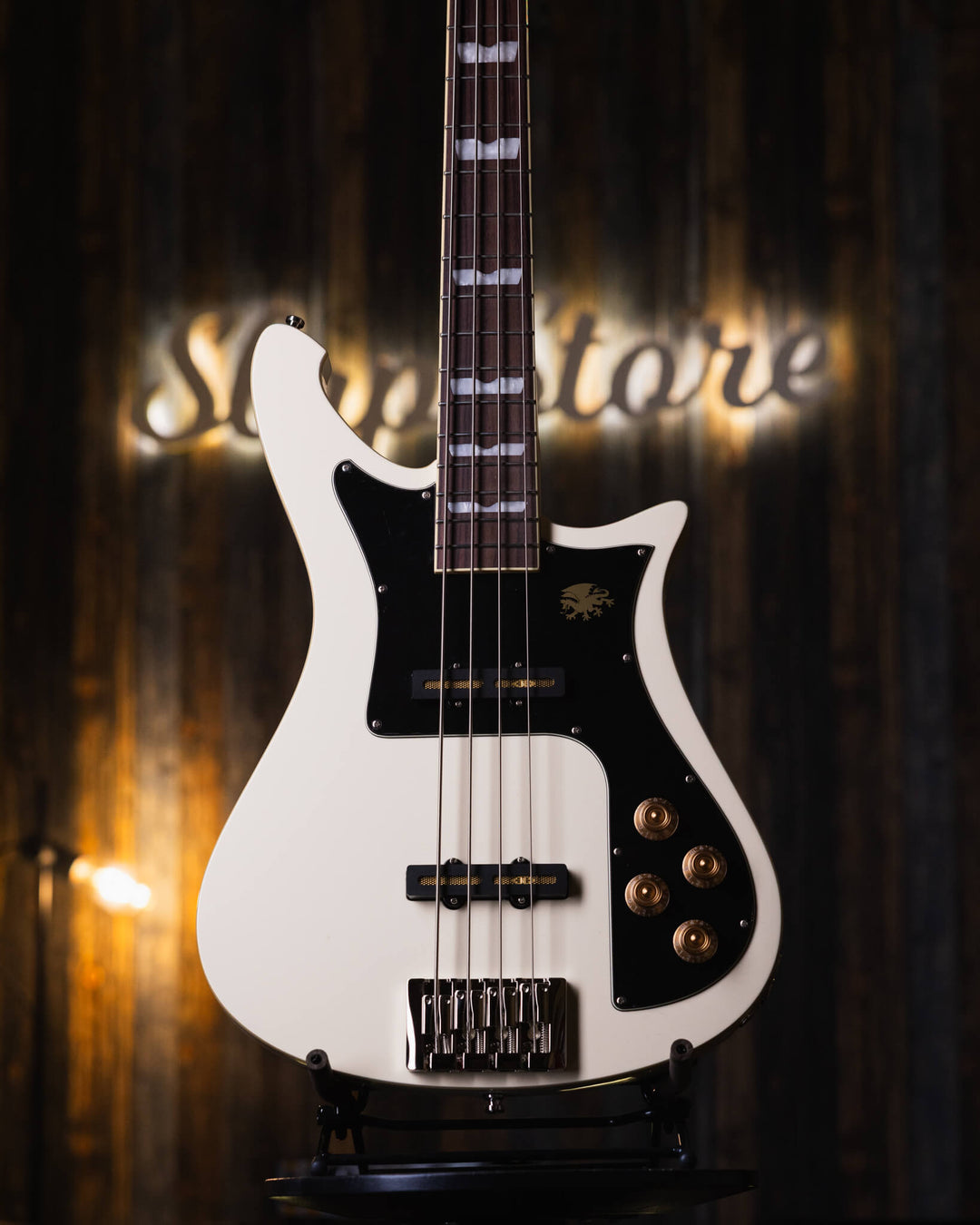 Baum Nidhogg Bass Vintage White - Bajo Eléctrico | ¿Estás listo para la música de esta noche? El Nidhogg es un bajo intransigente hecho a mano para festejar las raíces profundas. Dobles pastillas Goldsound® y un sonido poderoso. Aprieta el ritmo de la bat