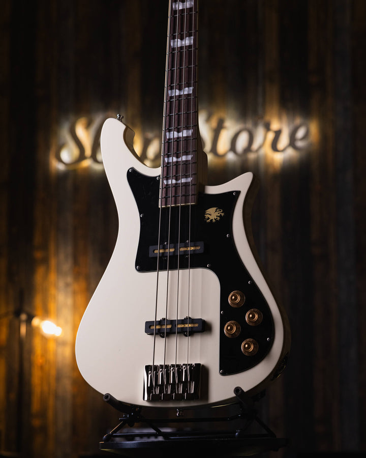 Baum Nidhogg Bass Vintage White - Bajo Eléctrico | ¿Estás listo para la música de esta noche? El Nidhogg es un bajo intransigente hecho a mano para festejar las raíces profundas. Dobles pastillas Goldsound® y un sonido poderoso. Aprieta el ritmo de la bat