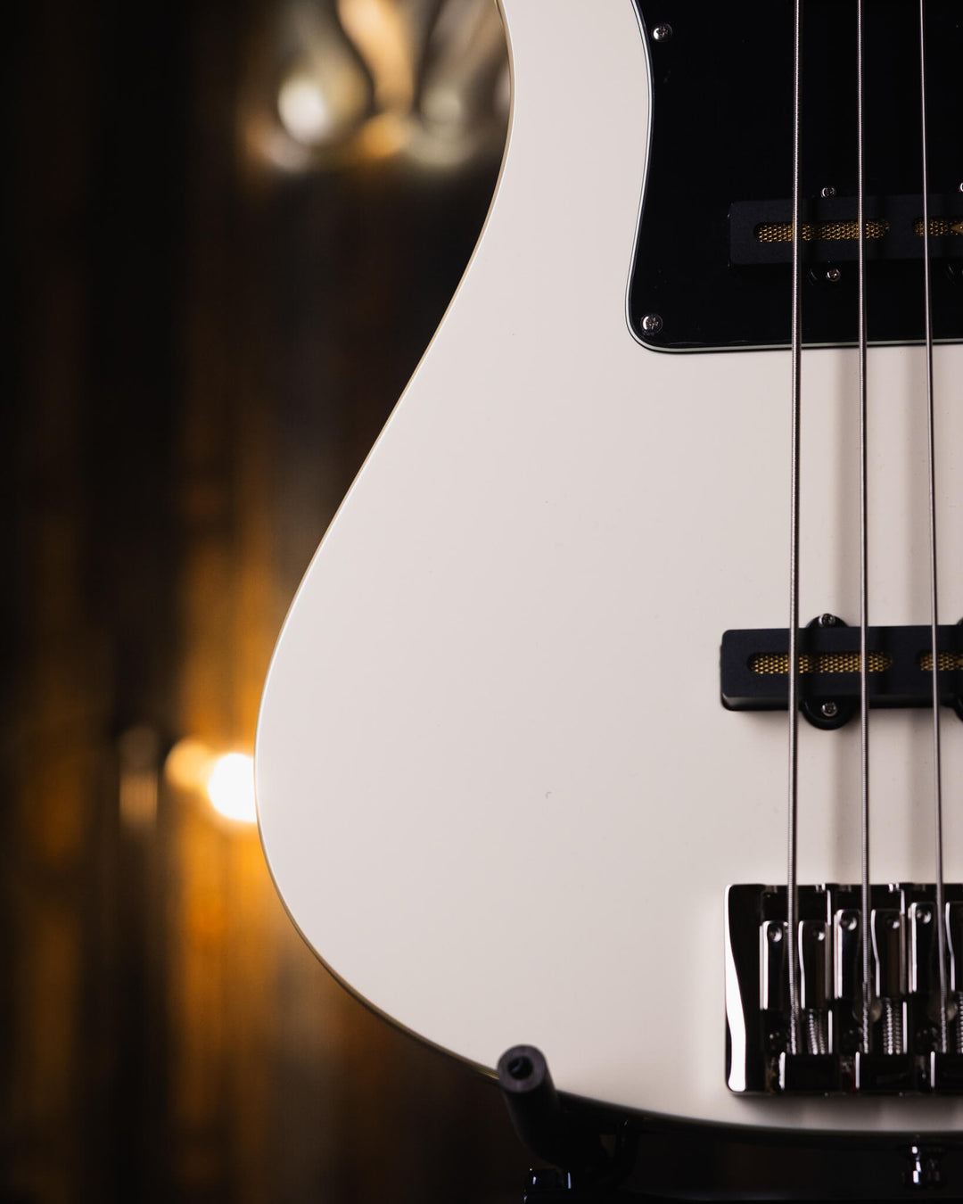 Baum Nidhogg Bass Vintage White - Bajo Eléctrico | ¿Estás listo para la música de esta noche? El Nidhogg es un bajo intransigente hecho a mano para festejar las raíces profundas. Dobles pastillas Goldsound® y un sonido poderoso. Aprieta el ritmo de la bat