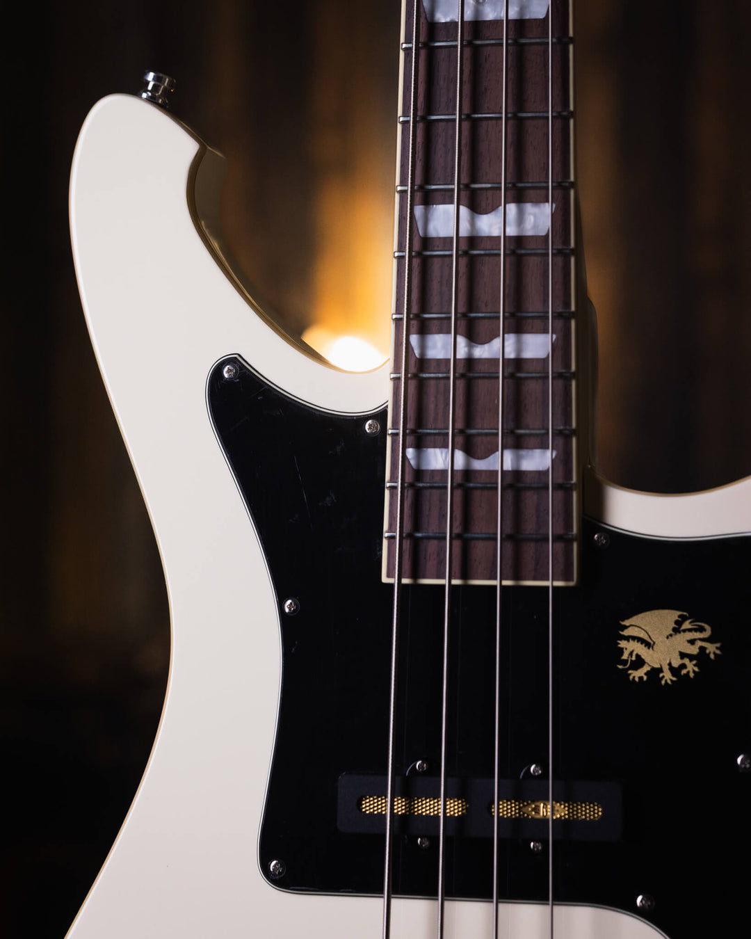 Baum Nidhogg Bass Vintage White - Bajo Eléctrico | ¿Estás listo para la música de esta noche? El Nidhogg es un bajo intransigente hecho a mano para festejar las raíces profundas. Dobles pastillas Goldsound® y un sonido poderoso. Aprieta el ritmo de la bat