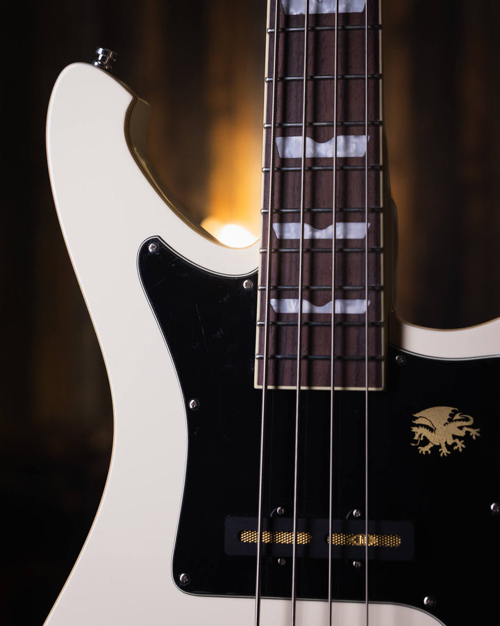 Baum Nidhogg Bass Vintage White - Bajo Eléctrico | ¿Estás listo para la música de esta noche? El Nidhogg es un bajo intransigente hecho a mano para festejar las raíces profundas. Dobles pastillas Goldsound® y un sonido poderoso. Aprieta el ritmo de la bat