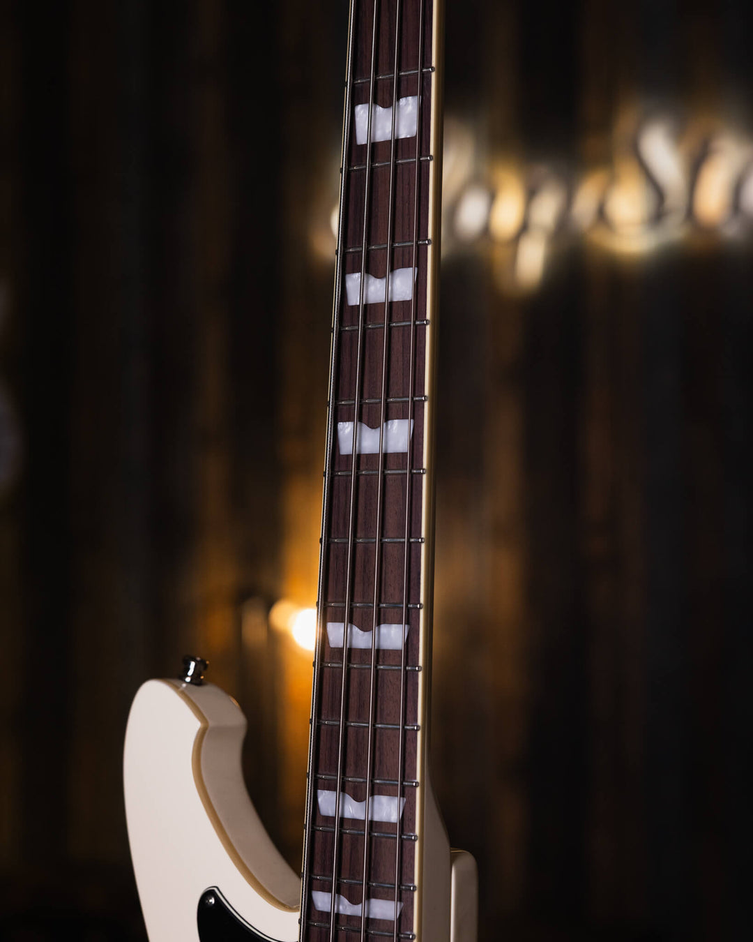 Baum Nidhogg Bass Vintage White - Bajo Eléctrico | ¿Estás listo para la música de esta noche? El Nidhogg es un bajo intransigente hecho a mano para festejar las raíces profundas. Dobles pastillas Goldsound® y un sonido poderoso. Aprieta el ritmo de la bat