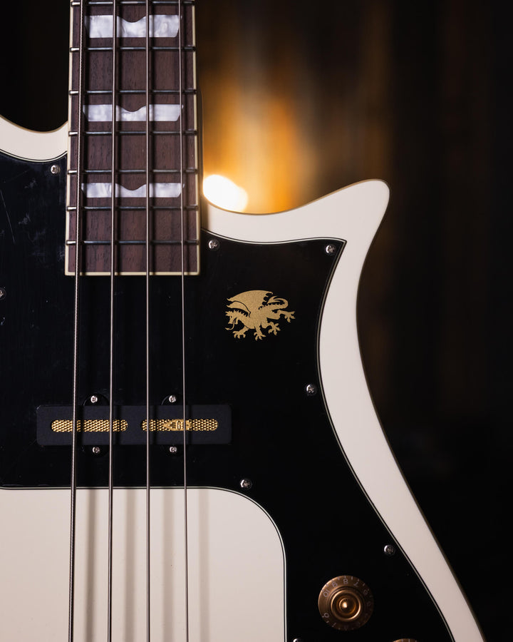 Baum Nidhogg Bass Vintage White - Bajo Eléctrico | ¿Estás listo para la música de esta noche? El Nidhogg es un bajo intransigente hecho a mano para festejar las raíces profundas. Dobles pastillas Goldsound® y un sonido poderoso. Aprieta el ritmo de la bat