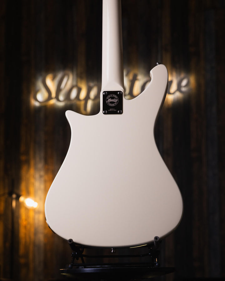 Baum Nidhogg Bass Vintage White - Bajo Eléctrico | ¿Estás listo para la música de esta noche? El Nidhogg es un bajo intransigente hecho a mano para festejar las raíces profundas. Dobles pastillas Goldsound® y un sonido poderoso. Aprieta el ritmo de la bat