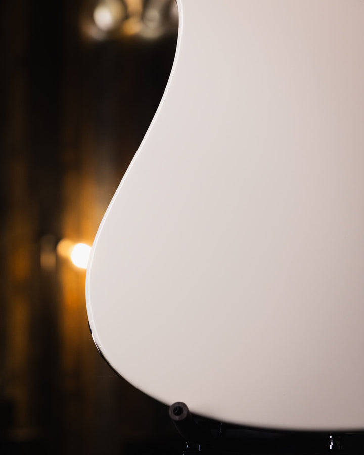 Baum Nidhogg Bass Vintage White - Bajo Eléctrico | ¿Estás listo para la música de esta noche? El Nidhogg es un bajo intransigente hecho a mano para festejar las raíces profundas. Dobles pastillas Goldsound® y un sonido poderoso. Aprieta el ritmo de la bat