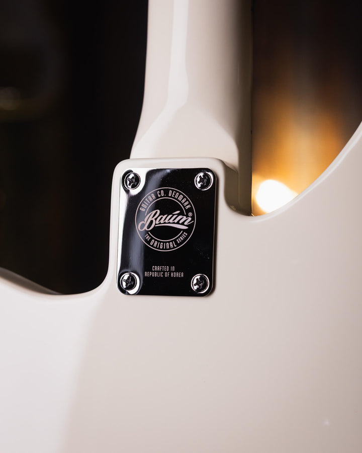 Baum Nidhogg Bass Vintage White - Bajo Eléctrico | ¿Estás listo para la música de esta noche? El Nidhogg es un bajo intransigente hecho a mano para festejar las raíces profundas. Dobles pastillas Goldsound® y un sonido poderoso. Aprieta el ritmo de la bat