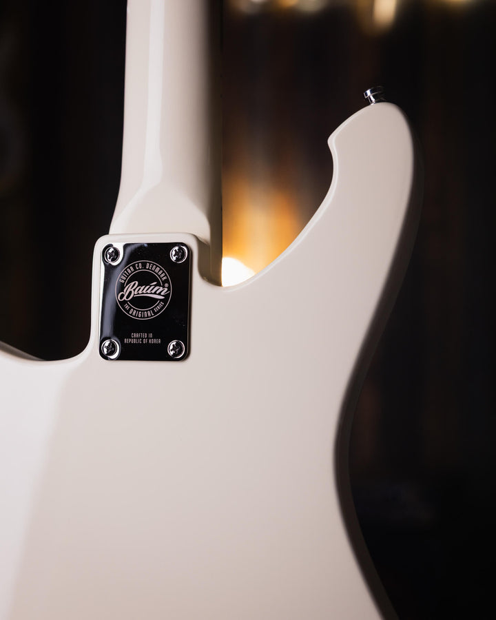 Baum Nidhogg Bass Vintage White - Bajo Eléctrico | ¿Estás listo para la música de esta noche? El Nidhogg es un bajo intransigente hecho a mano para festejar las raíces profundas. Dobles pastillas Goldsound® y un sonido poderoso. Aprieta el ritmo de la bat