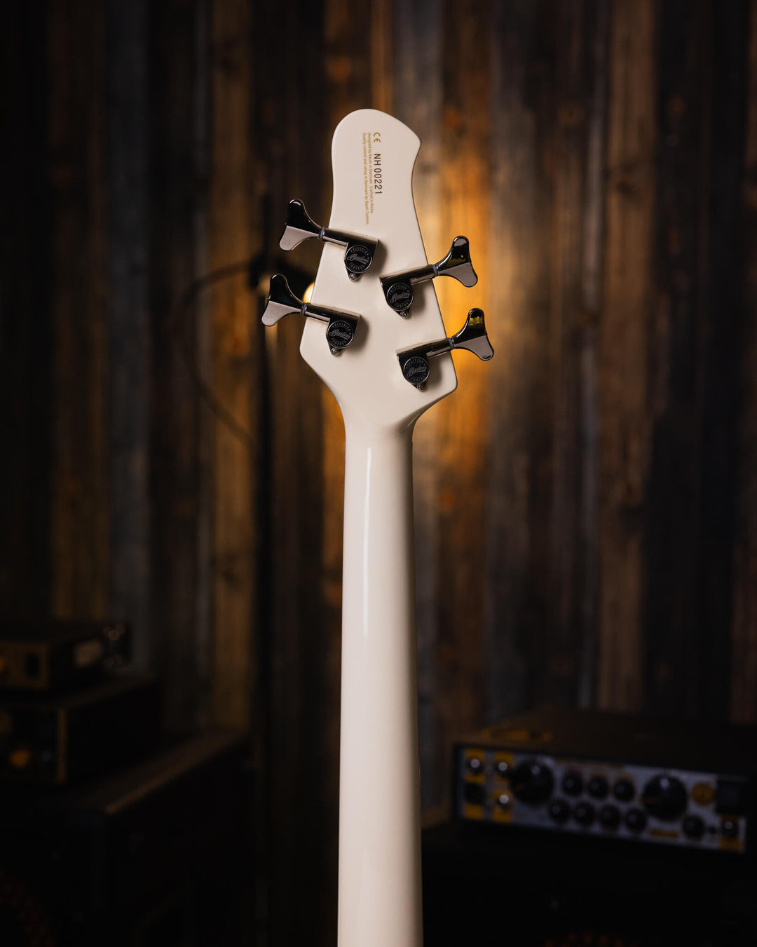 Baum Nidhogg Bass Vintage White - Bajo Eléctrico | ¿Estás listo para la música de esta noche? El Nidhogg es un bajo intransigente hecho a mano para festejar las raíces profundas. Dobles pastillas Goldsound® y un sonido poderoso. Aprieta el ritmo de la bat