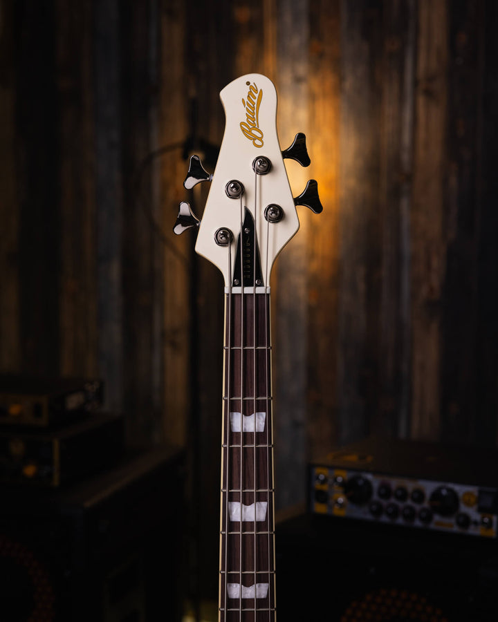 Baum Nidhogg Bass Vintage White - Bajo Eléctrico | ¿Estás listo para la música de esta noche? El Nidhogg es un bajo intransigente hecho a mano para festejar las raíces profundas. Dobles pastillas Goldsound® y un sonido poderoso. Aprieta el ritmo de la bat