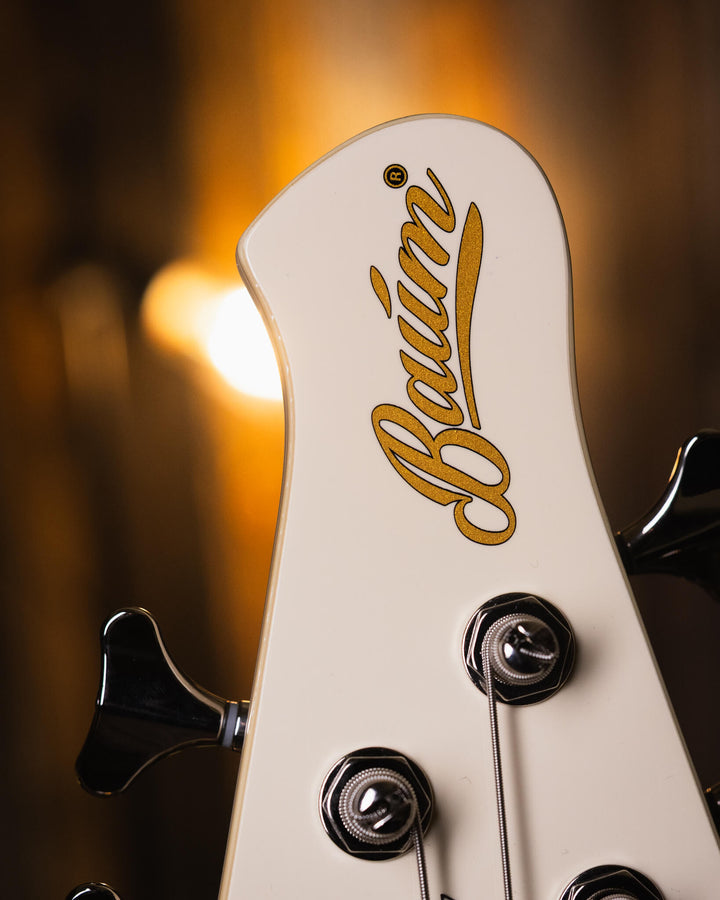 Baum Nidhogg Bass Vintage White - Bajo Eléctrico | ¿Estás listo para la música de esta noche? El Nidhogg es un bajo intransigente hecho a mano para festejar las raíces profundas. Dobles pastillas Goldsound® y un sonido poderoso. Aprieta el ritmo de la bat