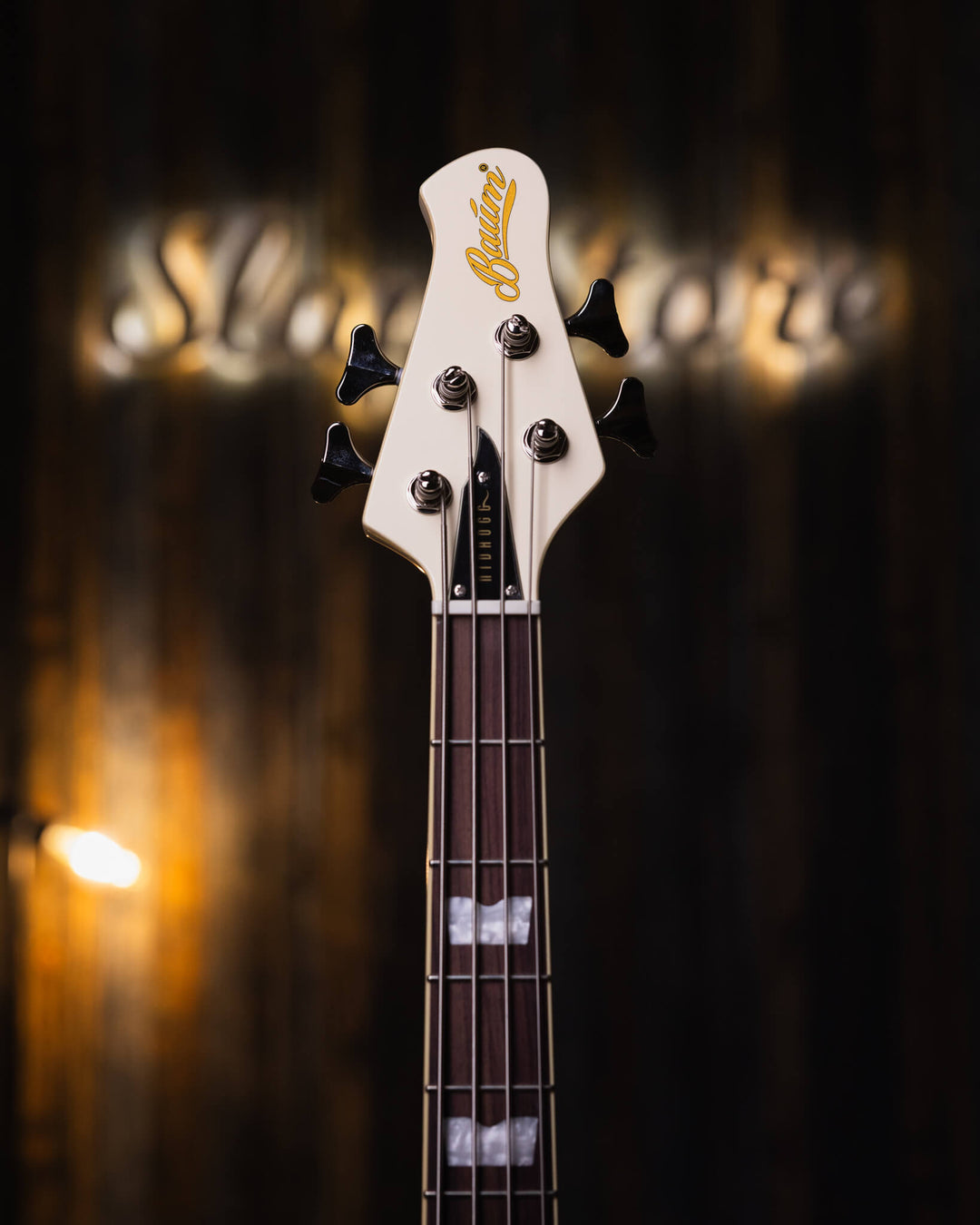 Baum Nidhogg Bass Vintage White - Bajo Eléctrico | ¿Estás listo para la música de esta noche? El Nidhogg es un bajo intransigente hecho a mano para festejar las raíces profundas. Dobles pastillas Goldsound® y un sonido poderoso. Aprieta el ritmo de la bat