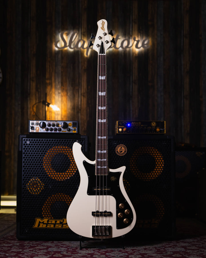 Baum Nidhogg Bass Vintage White - Bajo Eléctrico | ¿Estás listo para la música de esta noche? El Nidhogg es un bajo intransigente hecho a mano para festejar las raíces profundas. Dobles pastillas Goldsound® y un sonido poderoso. Aprieta el ritmo de la bat