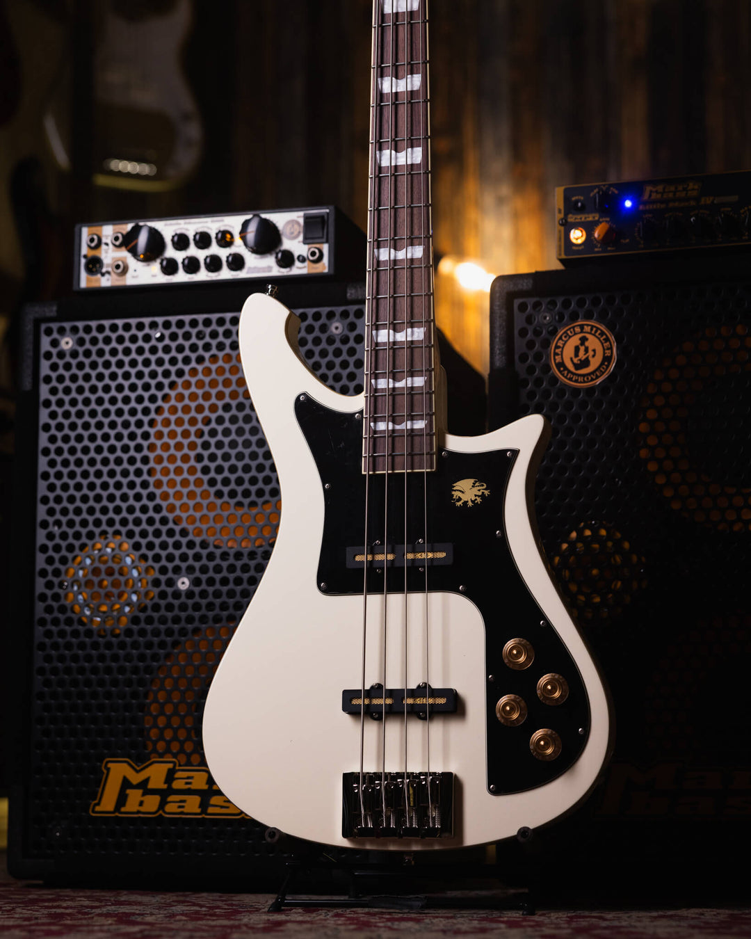 Baum Nidhogg Bass Vintage White - Bajo Eléctrico | ¿Estás listo para la música de esta noche? El Nidhogg es un bajo intransigente hecho a mano para festejar las raíces profundas. Dobles pastillas Goldsound® y un sonido poderoso. Aprieta el ritmo de la bat