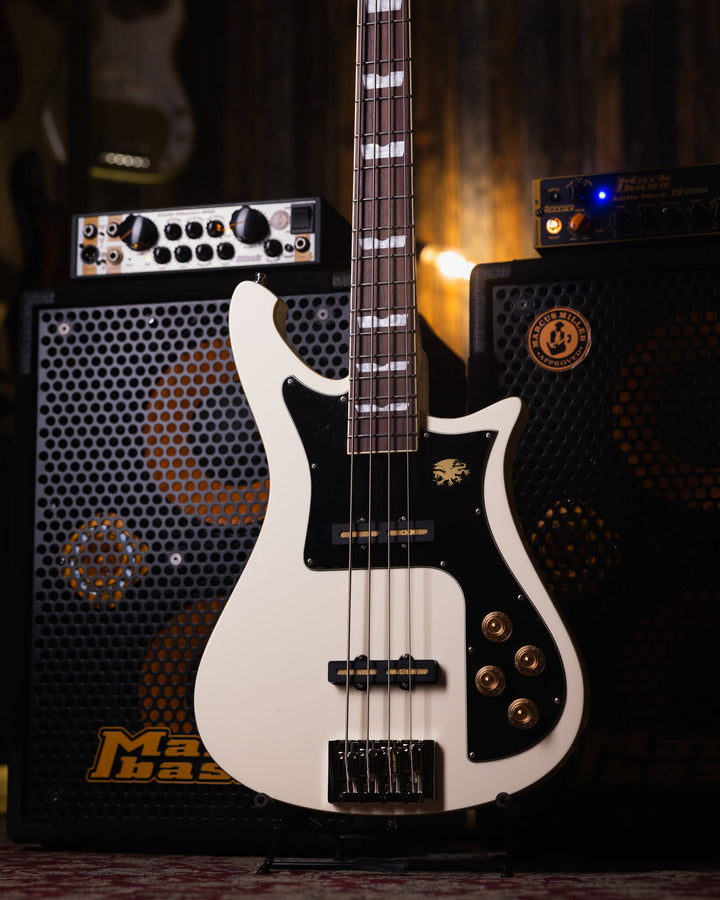 Baum Nidhogg Bass Vintage White - Bajo Eléctrico | ¿Estás listo para la música de esta noche? El Nidhogg es un bajo intransigente hecho a mano para festejar las raíces profundas. Dobles pastillas Goldsound® y un sonido poderoso. Aprieta el ritmo de la bat