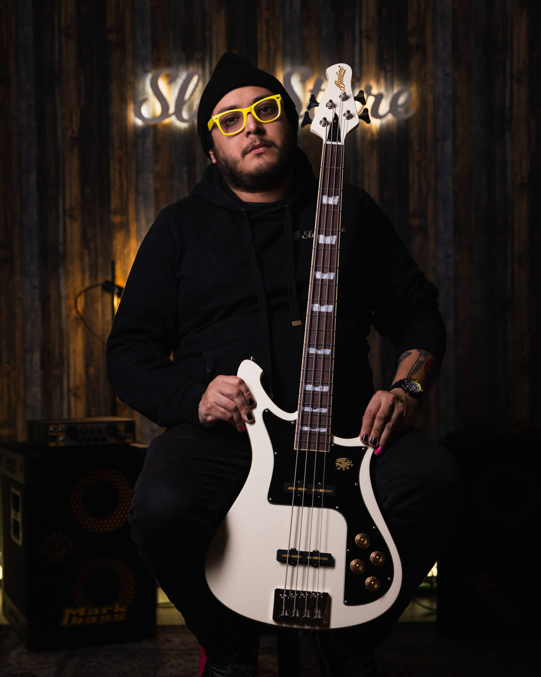 Baum Nidhogg Bass Vintage White - Bajo Eléctrico | ¿Estás listo para la música de esta noche? El Nidhogg es un bajo intransigente hecho a mano para festejar las raíces profundas. Dobles pastillas Goldsound® y un sonido poderoso. Aprieta el ritmo de la bat