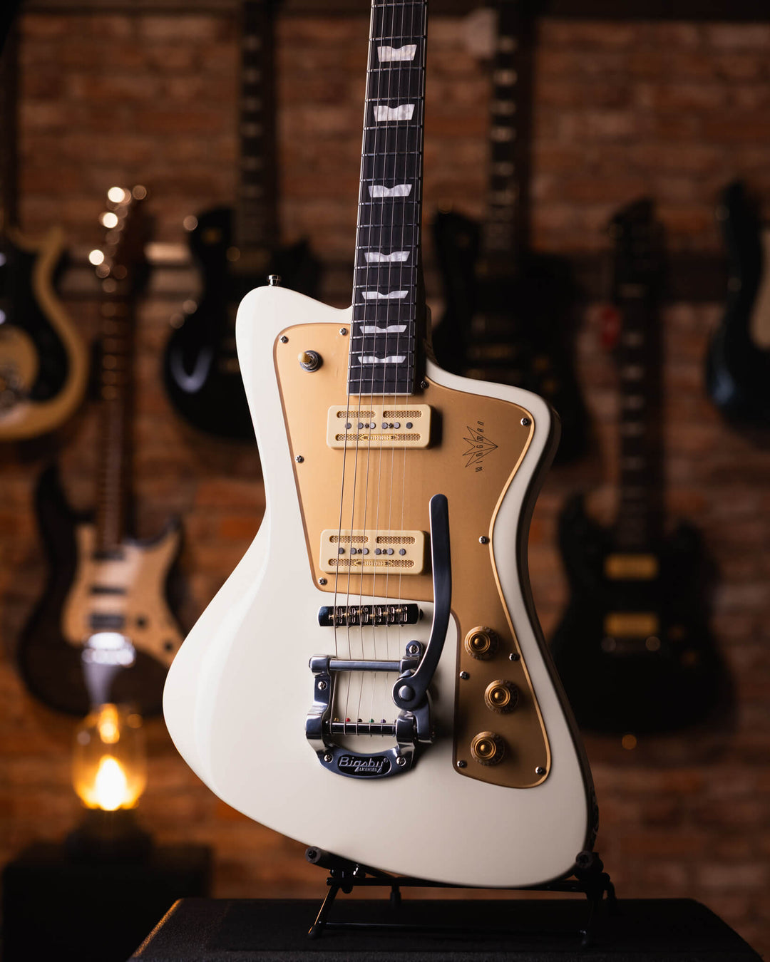 Baum Wingman Vintage White - Guitarra Eléctrica | Con sus líneas limpias y elegantes, jugabilidad moderna y sonidos clásicos, el elegante Wingman es una guitarra offset bellamente curvada que es inequívocamente Baum. El diseño progresivo presenta un cuerp