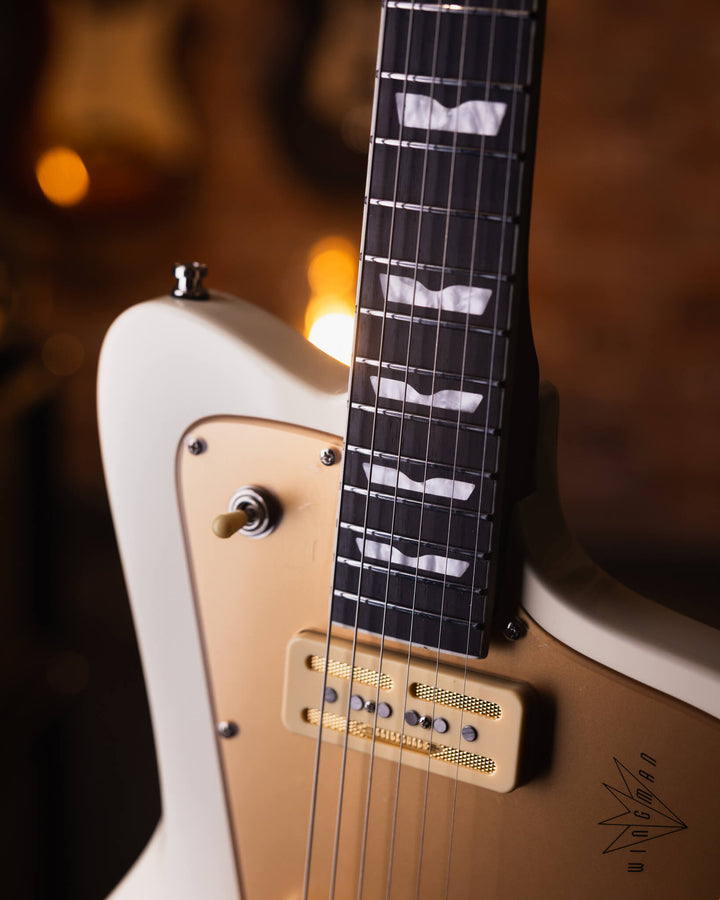 Baum Wingman Vintage White - Guitarra Eléctrica | Con sus líneas limpias y elegantes, jugabilidad moderna y sonidos clásicos, el elegante Wingman es una guitarra offset bellamente curvada que es inequívocamente Baum. El diseño progresivo presenta un cuerp