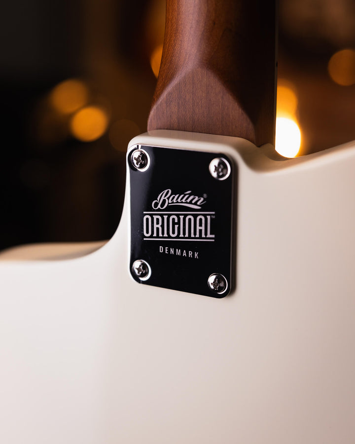Baum Wingman Vintage White - Guitarra Eléctrica | Con sus líneas limpias y elegantes, jugabilidad moderna y sonidos clásicos, el elegante Wingman es una guitarra offset bellamente curvada que es inequívocamente Baum. El diseño progresivo presenta un cuerp