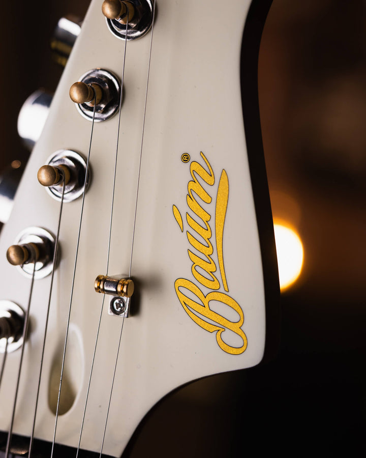 Baum Wingman Vintage White - Guitarra Eléctrica | Con sus líneas limpias y elegantes, jugabilidad moderna y sonidos clásicos, el elegante Wingman es una guitarra offset bellamente curvada que es inequívocamente Baum. El diseño progresivo presenta un cuerp