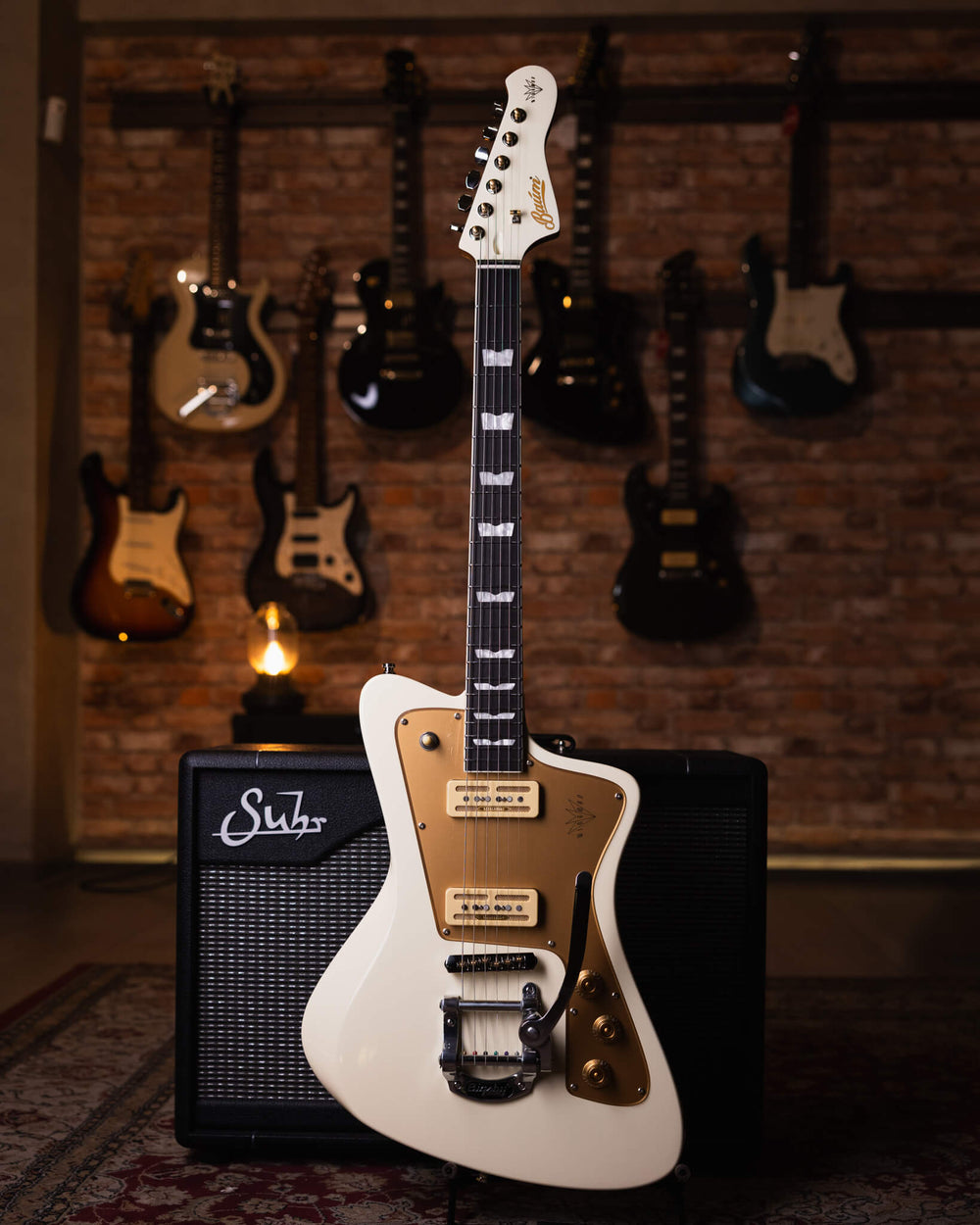 Baum Wingman Vintage White - Guitarra Eléctrica | Con sus líneas limpias y elegantes, jugabilidad moderna y sonidos clásicos, el elegante Wingman es una guitarra offset bellamente curvada que es inequívocamente Baum. El diseño progresivo presenta un cuerp