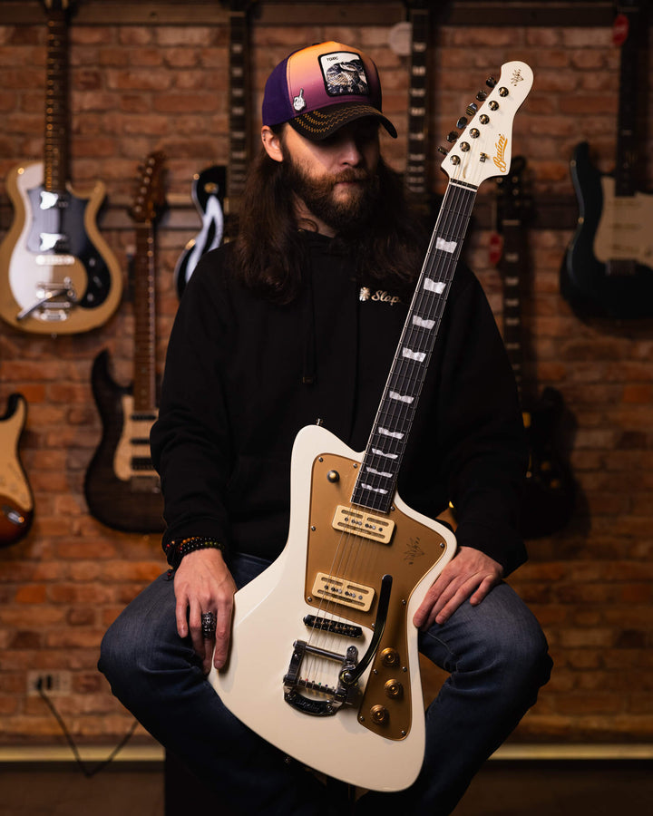 Baum Wingman Vintage White - Guitarra Eléctrica | Con sus líneas limpias y elegantes, jugabilidad moderna y sonidos clásicos, el elegante Wingman es una guitarra offset bellamente curvada que es inequívocamente Baum. El diseño progresivo presenta un cuerp