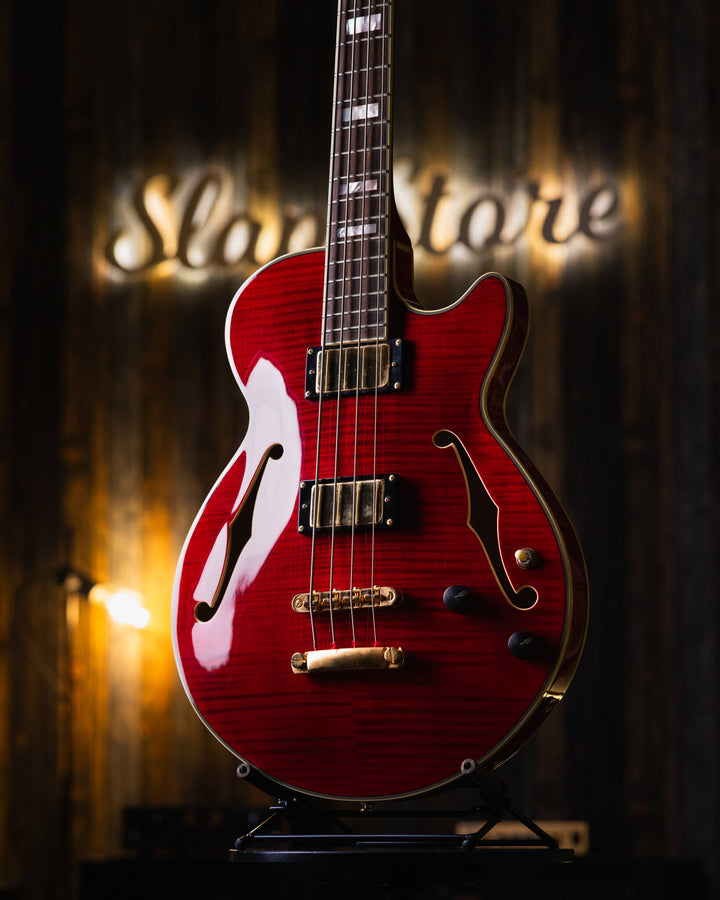 D'Angelico EX-Bass Trans Cherry Red 2015 - Bajo Eléctrico | D'Angelico Guitars presenta el EX-Bass con un cuerpo semihueco de un solo corte y 32.25" escala que lleva el ambiente clásico y la sensación vintage que se espera de este clásico artesano de inst