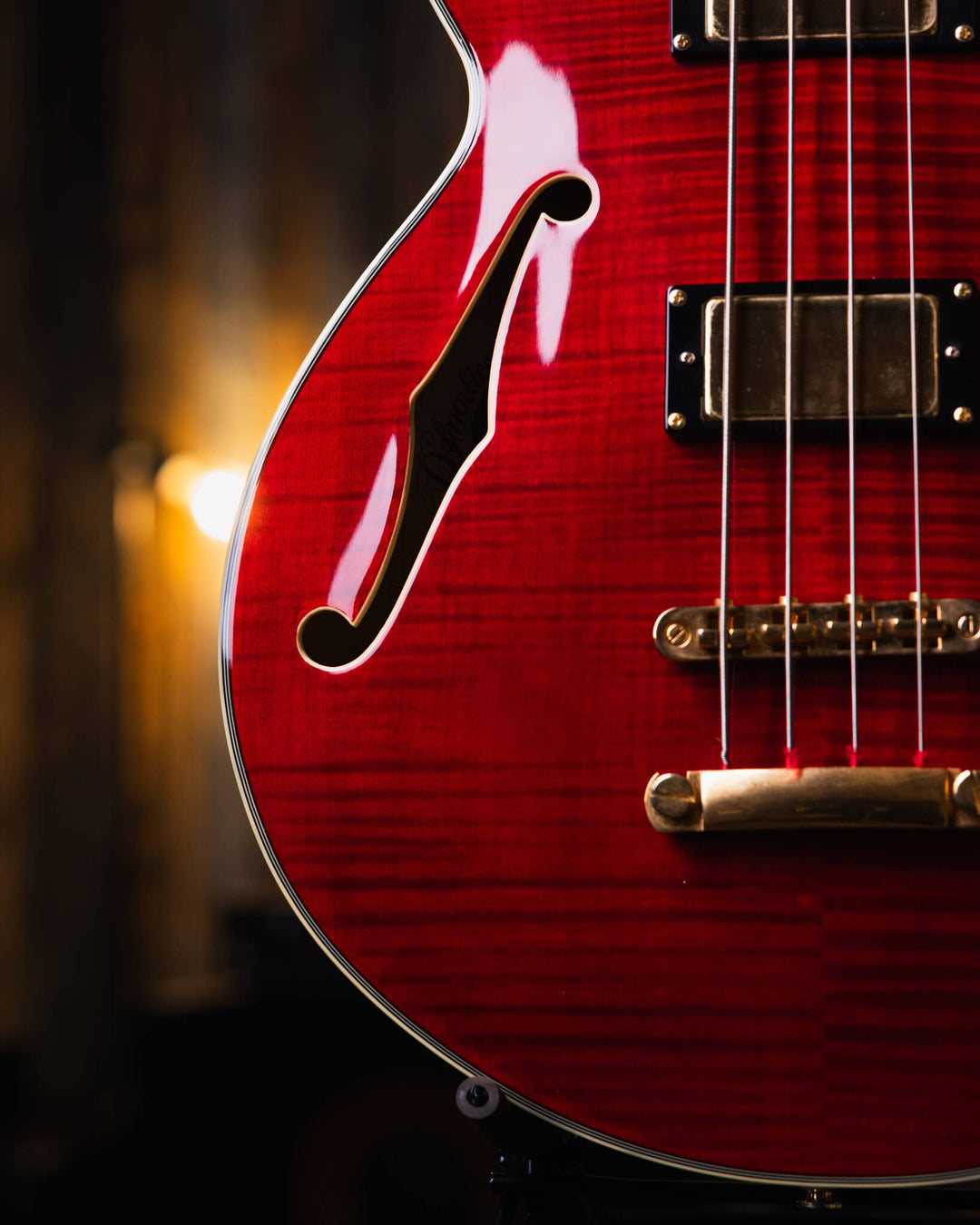 D'Angelico EX-Bass Trans Cherry Red 2015 - Bajo Eléctrico | D'Angelico Guitars presenta el EX-Bass con un cuerpo semihueco de un solo corte y 32.25" escala que lleva el ambiente clásico y la sensación vintage que se espera de este clásico artesano de inst
