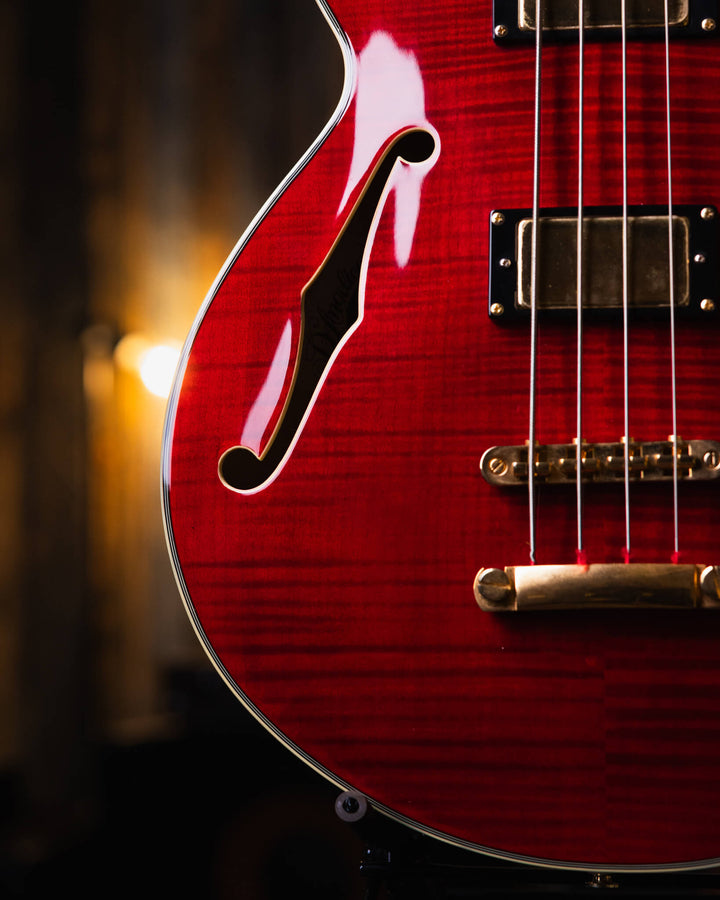 D'Angelico EX-Bass Trans Cherry Red 2015 - Bajo Eléctrico | D'Angelico Guitars presenta el EX-Bass con un cuerpo semihueco de un solo corte y 32.25" escala que lleva el ambiente clásico y la sensación vintage que se espera de este clásico artesano de inst